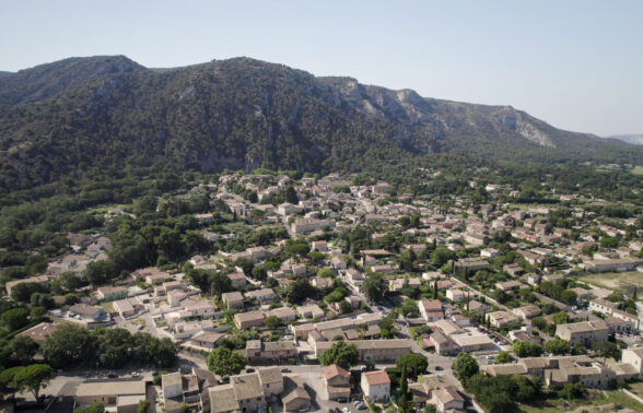 Robion vue d'un drone, avec au fond, le Luberon