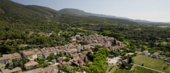 Vaugines vue du ciel par un drone, au pied du Luberon sud.