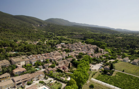 Vaugines vue du ciel par un drone, au pied du Luberon sud.