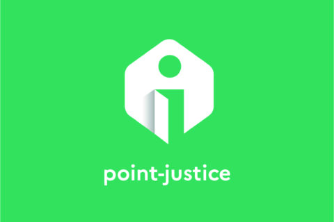 logo vert du point justice (écritures en blanc) symbolisant un I vert donc le corps fait comme une porte ouverte dans un hexagone blanc