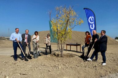 Fabrice Plasson, PDG d'Amoéba, Christian Guyard, secrétaire général de la Préfecture de Vaucluse, Cathy Fermanian, directrice de Vaucluse Provence Attractivité, Elisabeth Amoros, Conseillère départementale, Bénédicte MArtin, vice-Présidente de la Région SUD, Gérard Daudet, maire de Cavaillon et Président de LMV Agglomération et Roland Paul, Président de GSE entourent l'arbre à vœux de l'entreprise Amoéba lors de la cérémonie de première pierre.
