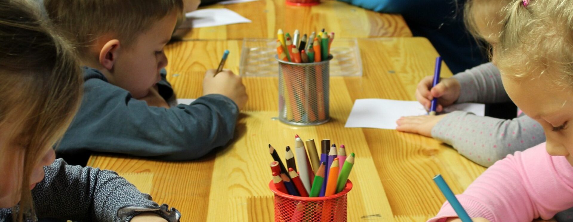 Enfants dans une classe en train de faire des dessins