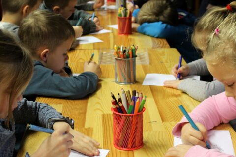 Enfants dans une classe en train de faire des dessins
