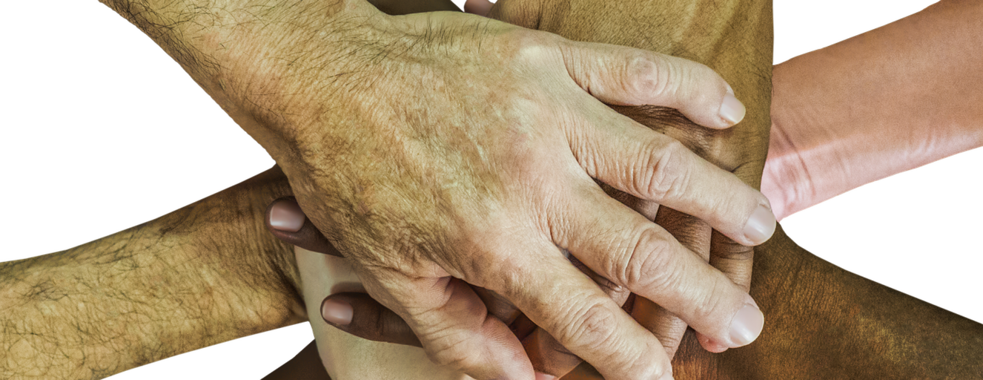 Gros plan sur une dizaine de mains empilées les unes sur les autres, à la manière d'une équipe unie