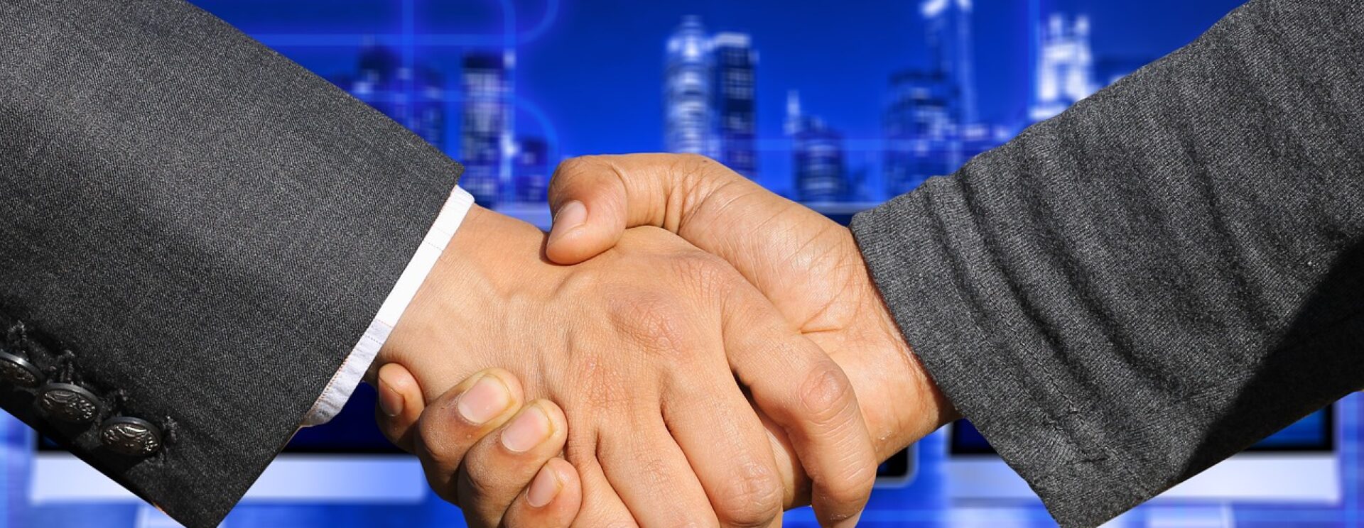 Poignées de mains de deux hommes adultes en costume