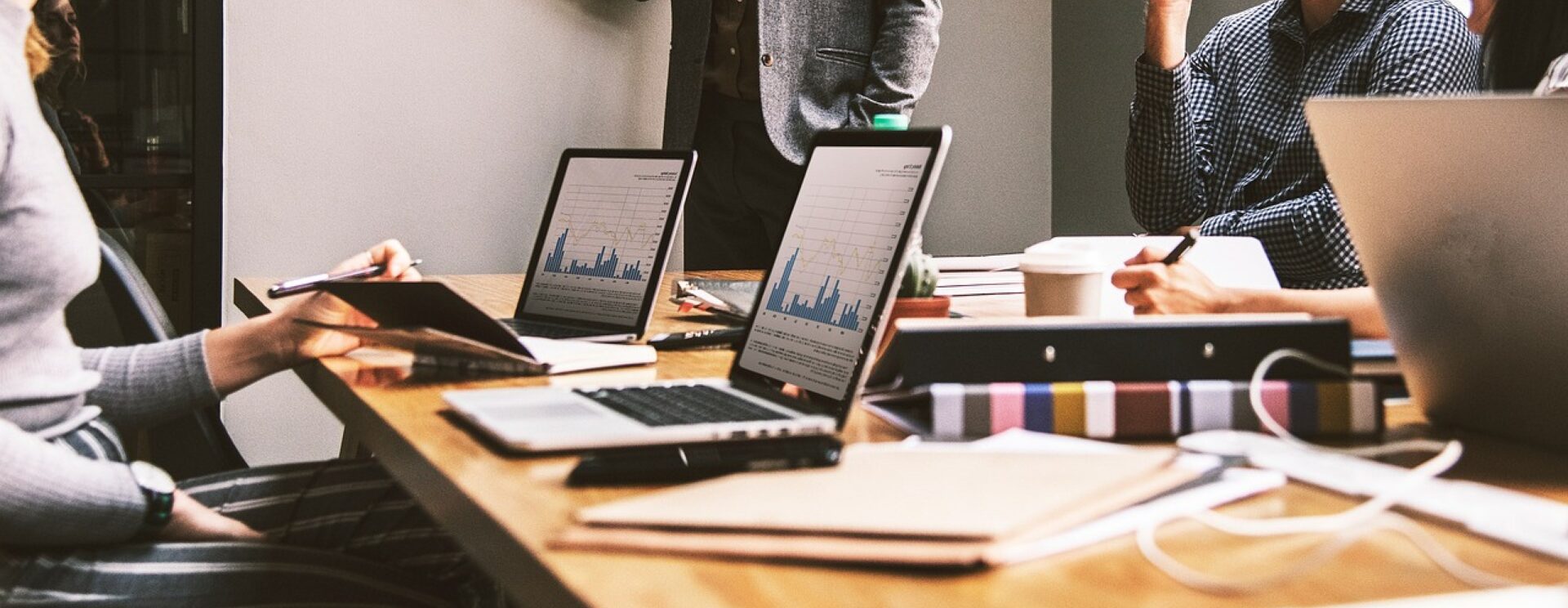 Equipe de collaborateurs en train de travailler en équipe