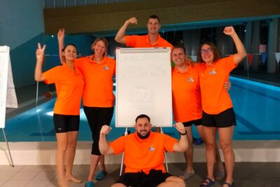 Equipe de la piscine Roudière (6 maîtres nageurs sauveteurs) posant fièrement devan,t le records de natation organisé pour le Triathlon 2022 - Agrandir l'image 4 sur 6, fenêtre modale