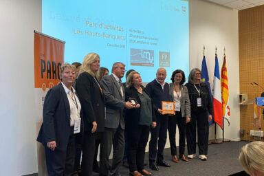 Remise de la distinction Parc engagé 1 pour la zone d'activité des Hauts Banquets à Cavaillon en présence du Directeur du développement économique de LMV (Jean Tritenne), du Président de LMV (Gérard Daudet), de Faubourg Promotion, des élus LMv (Claire Aragonès et Jean-Pierre Gérault) et du jury de l'ARBE Région SUD