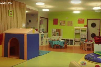 Le lieu d'accueil enfant parent de Cavaillon est équipé de mobilier spécialement conçu pour les jeunes enfants