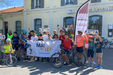 Enfants tenant une banderole "Mai à vélo" et quelques vélos
