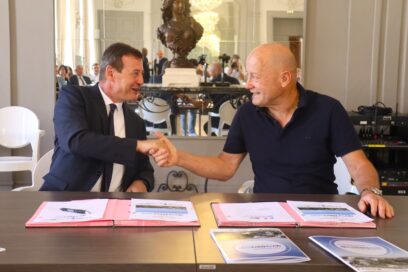 Poignée de main en Gérard Daudet et Thierry Suquet lors de la signature du contrat de ville. - Agrandir l'image, fenêtre modale
