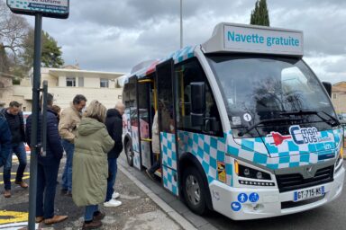Navette centre-ville de LMV avec des passagers devant