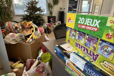Sacs remplis de jouets à l'accueil de LMV