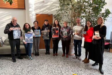 L'équipe des médiathèques qui pose pour son nouveau programme devant un arbre