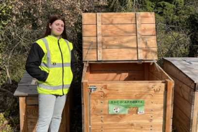 Animatrice biodéchets devant un composteur - Agrandir l'image, fenêtre modale