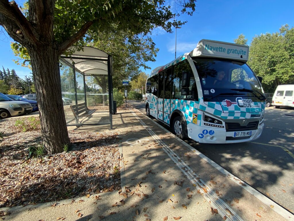 Navette centre-ville stationnée à l'arrêt Grenouillet par un beau jour ensoleillée - Agrandir l'image, fenêtre modale