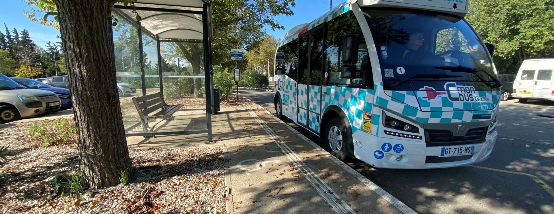 Navette centre-ville stationnée à l'arrêt Grenouillet par un beau jour ensoleillée