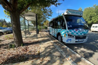 Navette centre-ville stationnée à l'arrêt Grenouillet par un beau jour ensoleillée