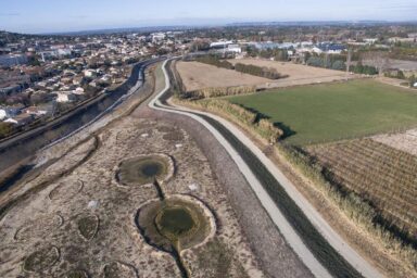 Photo drone de la rivière Calavon-Coulon à Cavaillon, quartier des Ratacans montrant les aménagements effectués (digue et espaces pour préserver la faune aquatique et terrestre)